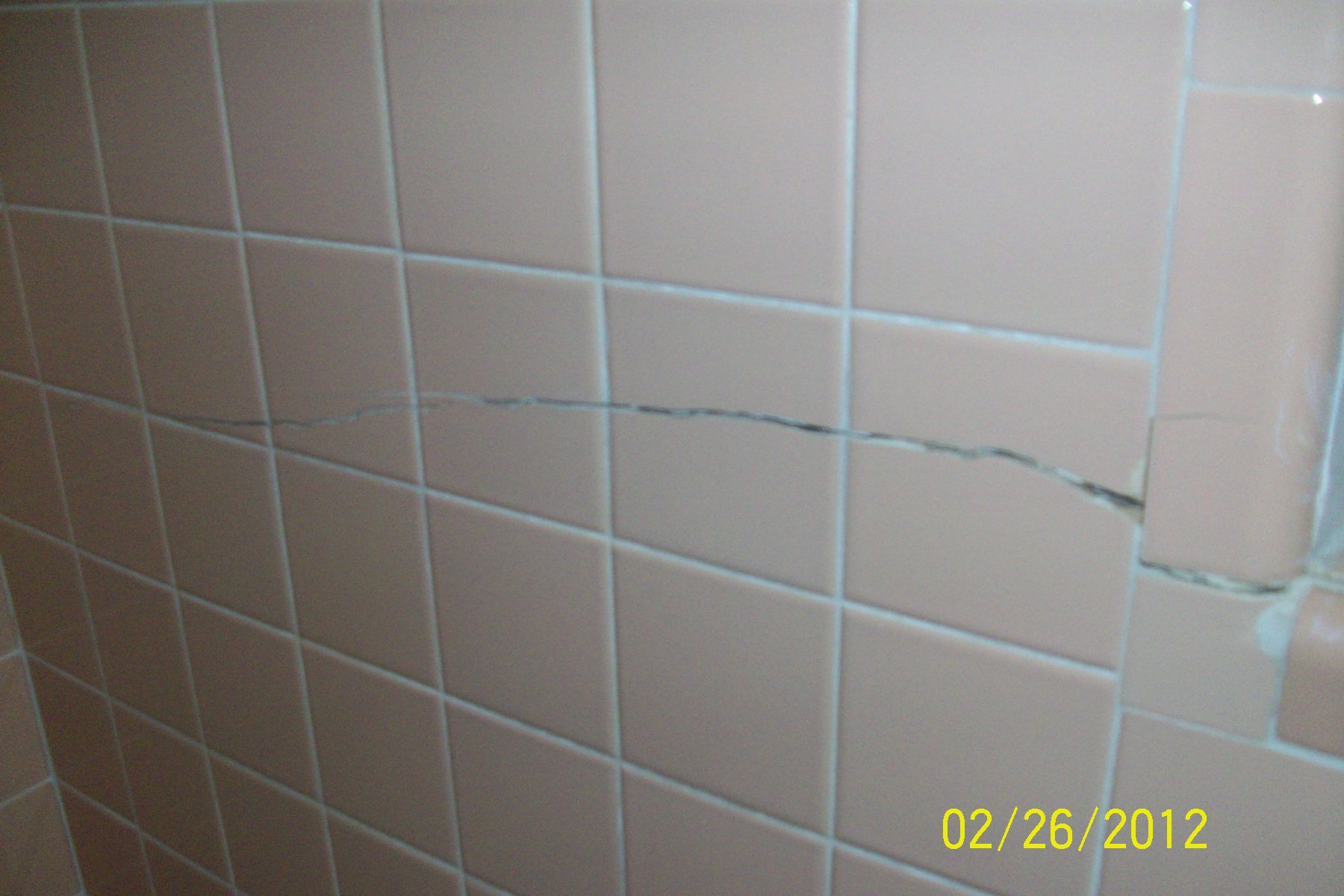 Florida sinkhole cracks in bath tile