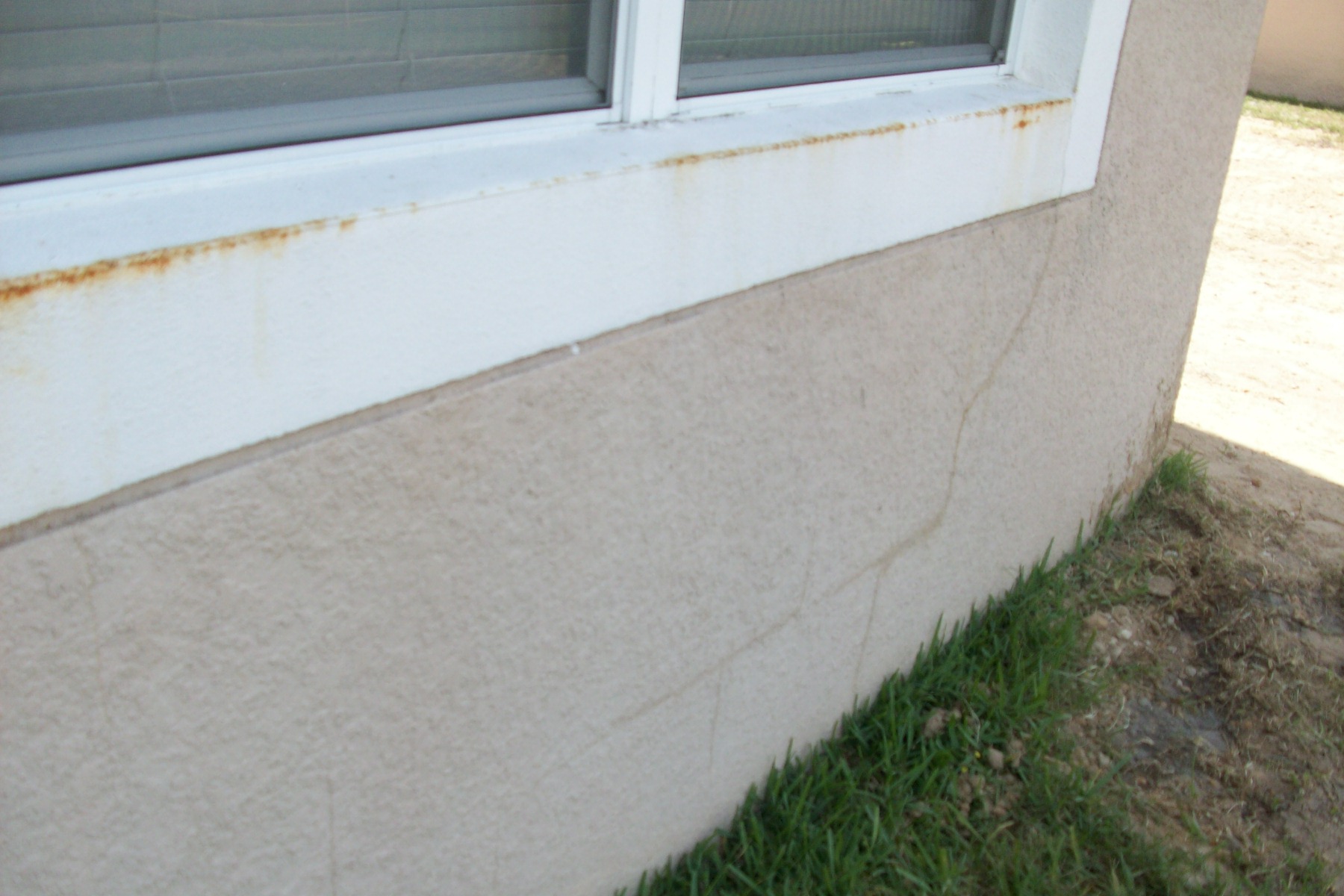 Sinkhole house Windermere with cracks